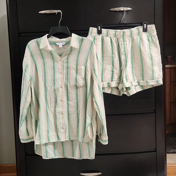 Old Navy Boyfriend Shirt and Matching Shorts sold as a set size MEDIUM - Picture 2 of 16